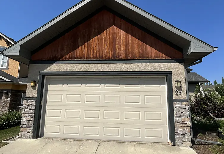 Exterior trim painting Calgary – faded, peeling trim before painting